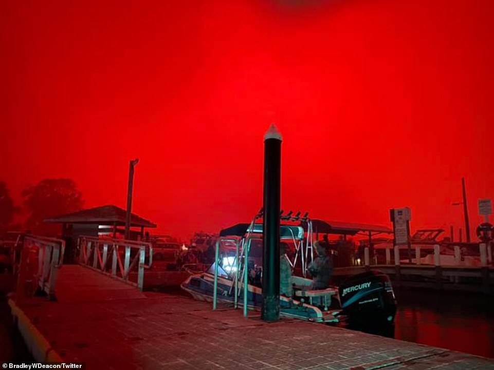 السماء تتحول إلى اللون الأحمر في أستراليا