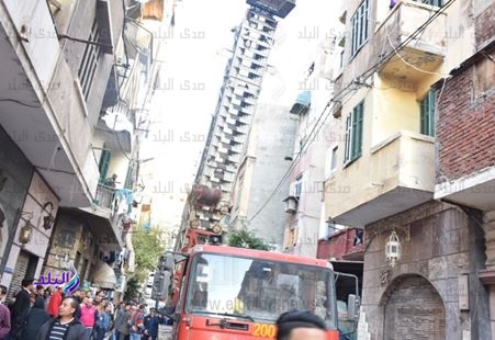 إنقاذ سيدة محتجزة داخل عقار منهار