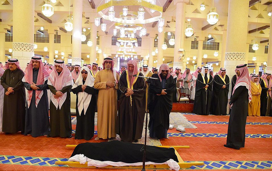 امير الرياض يؤدي صلاة الميت على الجوهرة بنت عبدالعزيز