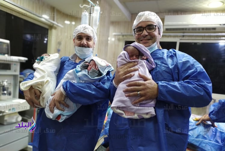 سيدة تضع 3 توائم