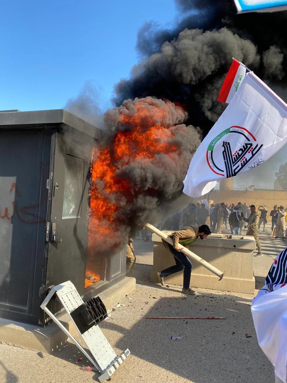 حرق أبواب السفارة الأمريكية حرق أبواب السفارة الأمريكية