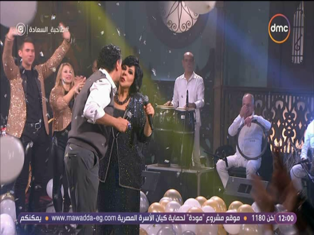 إسعاد يونس تستقبل 2020 بتقبيل ضيفها على الهواء