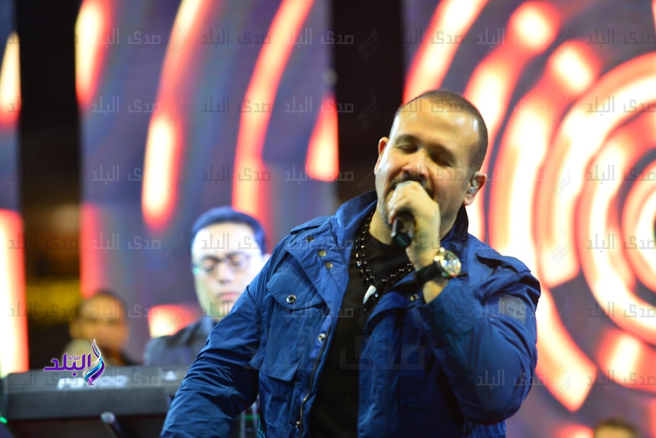 هشام عباس يبدا حفل كايرو فيستيفال سيتي مول باغنية "ماتبطليش"