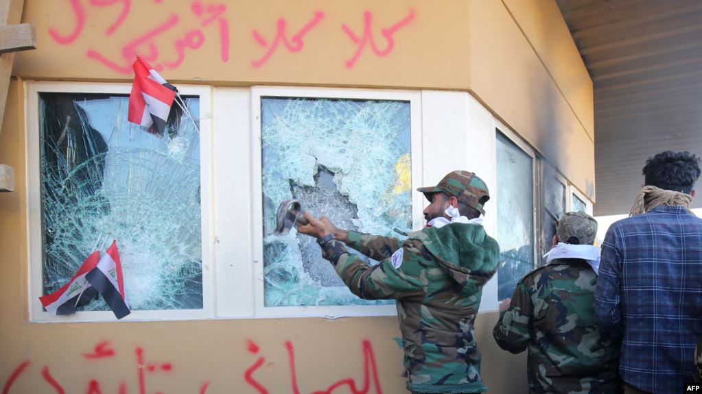 ميليشيات الحشد الشعبي ترفض الانسحاب من أمام السفارة الأمريكي