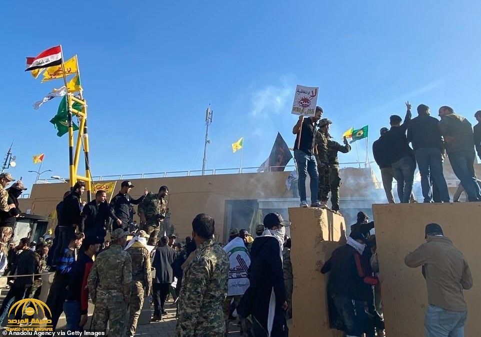 عناصر الحشد الشعبي أمام السفارة الأمريكية في بغداد عناصر الحشد الشعبي أمام السفارة الأمريكية في بغداد