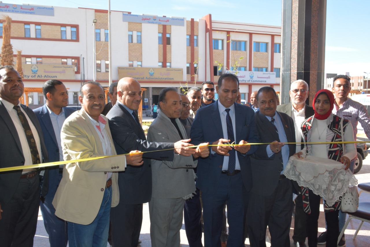 رئيس جامعة أسوان يتفقد كلية الآداب ويفتتح منشآت تعليمية 