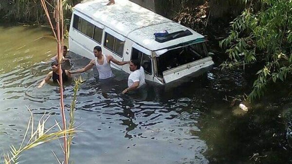 سقوط ميكروباص في ترعة سقوط ميكروباص في ترعة