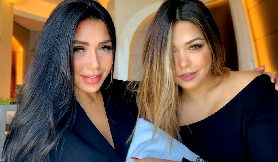 سارة سلامة وشقيقتها