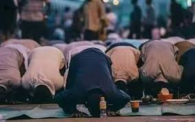 حكم وجود حائل على الجبهة عند السجود حكم وجود حائل على الجبهة عند السجود