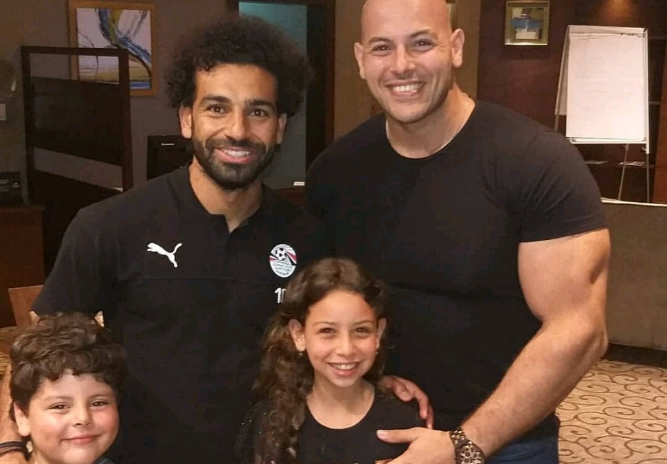 احمد التهامى مع اولادة بصحبة محمد صلاح