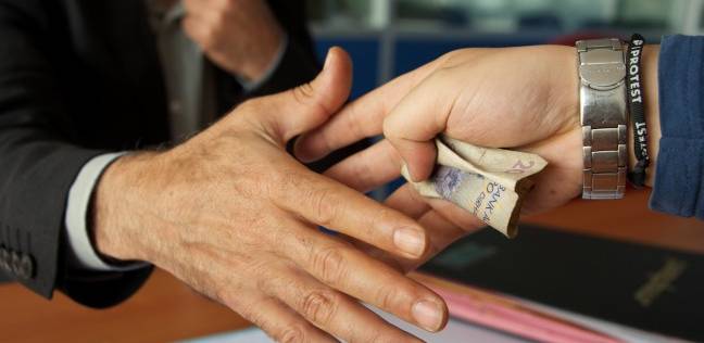 الفرق بين الرشوة والإكرامية