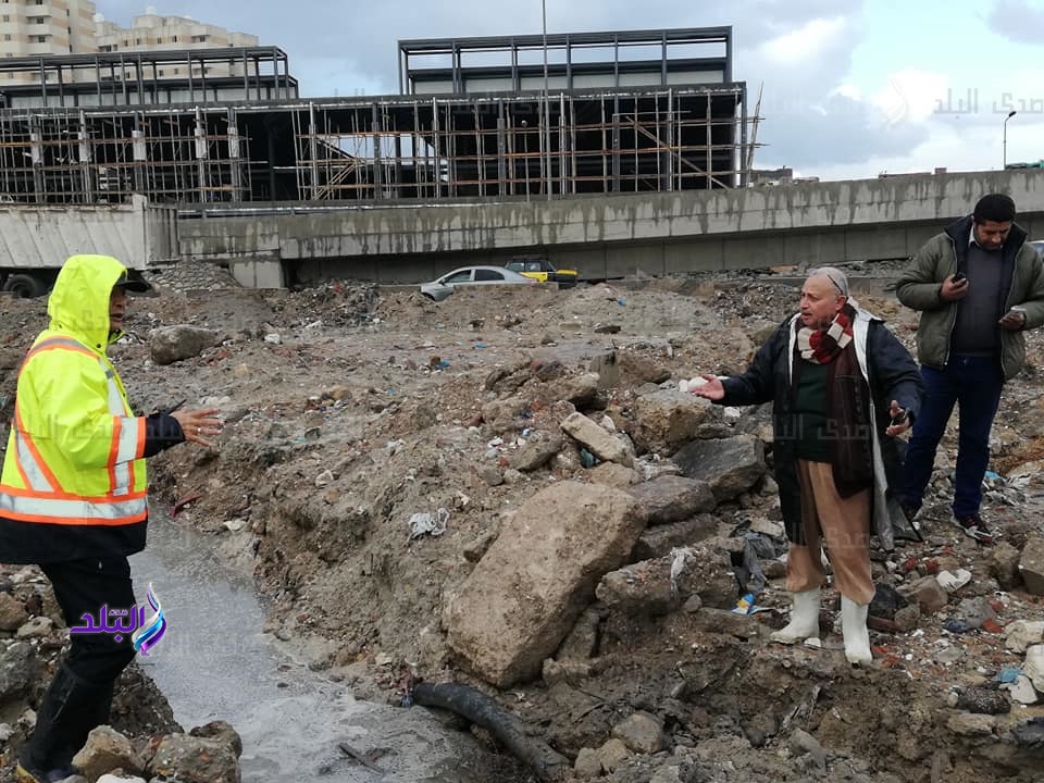 رئيس حي غرب الإسكندرية يتابع أعمال كسح المياه لنوة رأس السنة