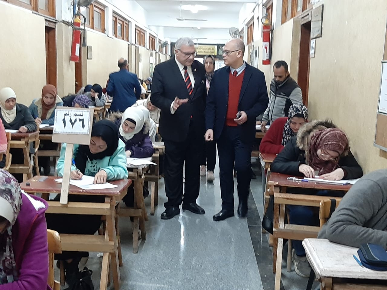 جولة تفقدية لمتابعة سير الامتحانات لعميد تجارة عين شمس