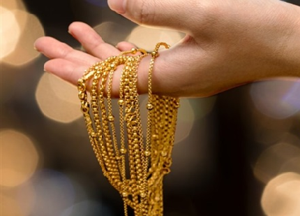 هل يوزع الذهب الذي أهداه الأولاد لأمهم على الورثة 