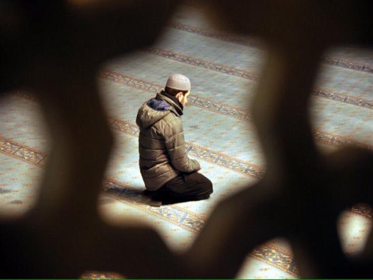 حكم الصلاة جالسا رغم القدرة على أدائها قعودا حكم الصلاة جالسا رغم القدرة على أدائها قعودا