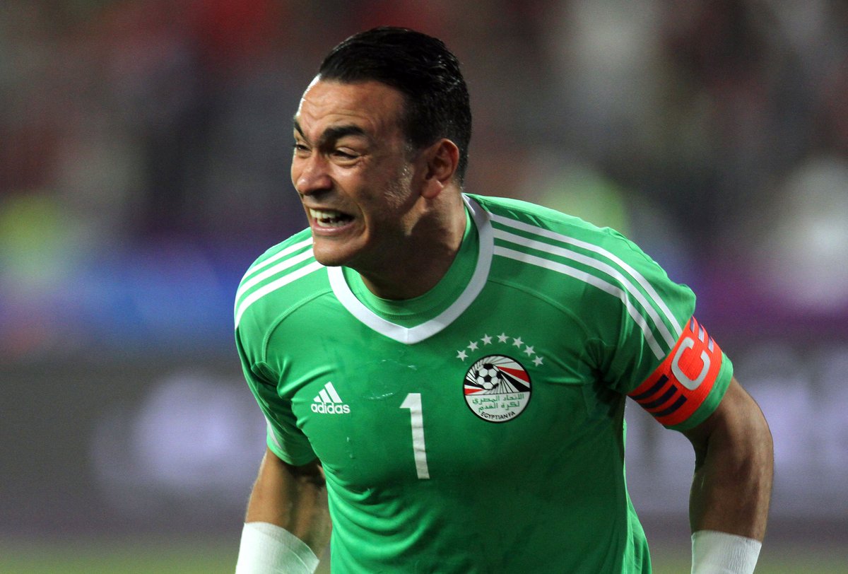 عصام الحضري حارس مرمي فريق الاهلي والمنتخب السابق