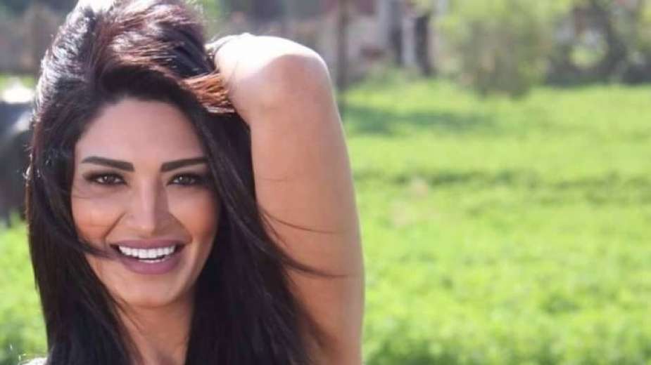 الإعلامية سالى عبدالسلام