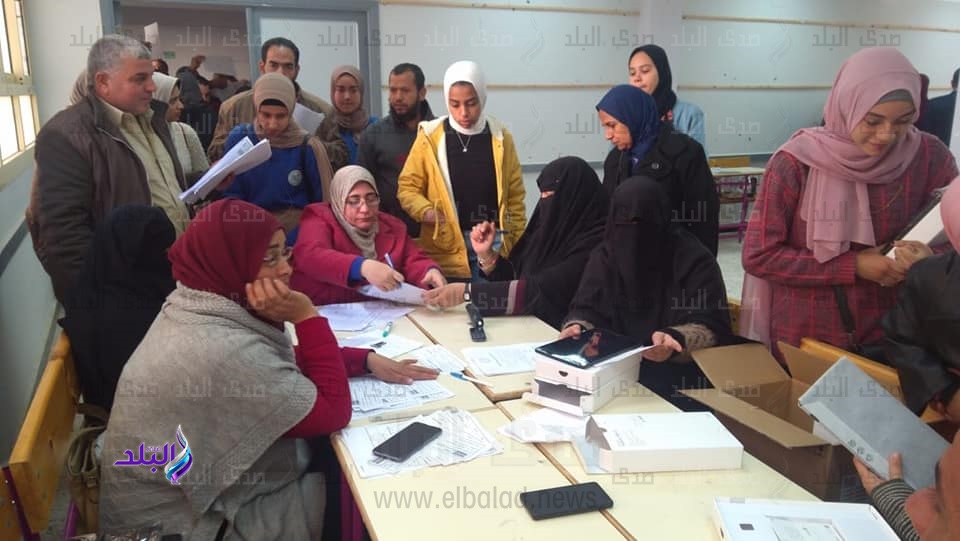 تسليم تابلت اولى ثانوي لطلاب مدارس إدارة العاشر من رمضان