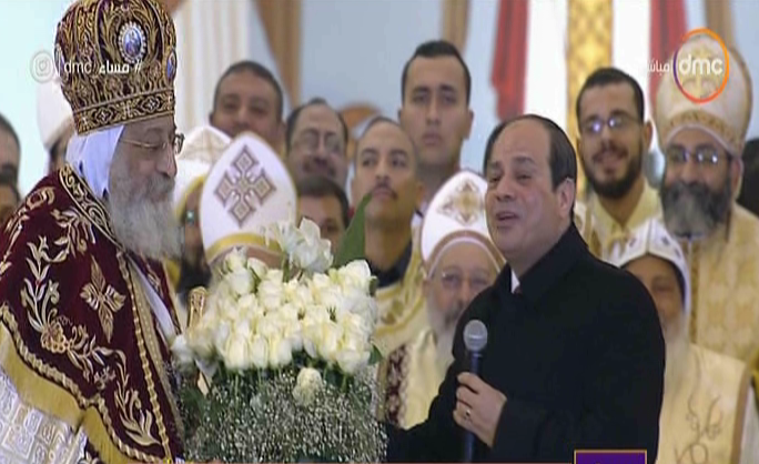 الرئيس السيسي يقدم باقة ورد للبابا تواضروس الثاني 