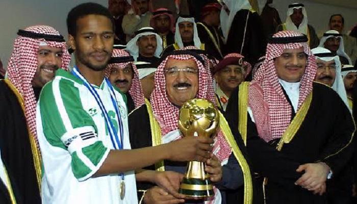 اللاعب خميس العويران خلال لقاءه بأمير الكويت اللاعب خميس العويران خلال لقاءه بأمير الكويت