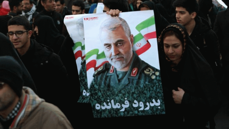 خامنئي يمنح عائلة سليماني عباءته ليدفن بها