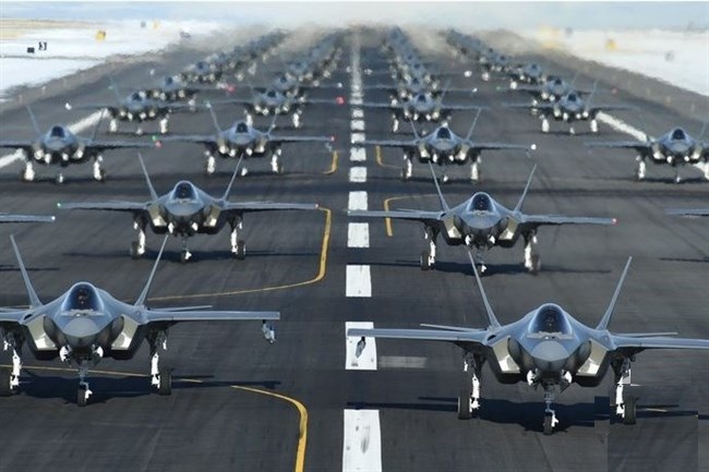 أمريكا تستعرض طائراتها وترسل الاف الجنود للشرق الأوسط