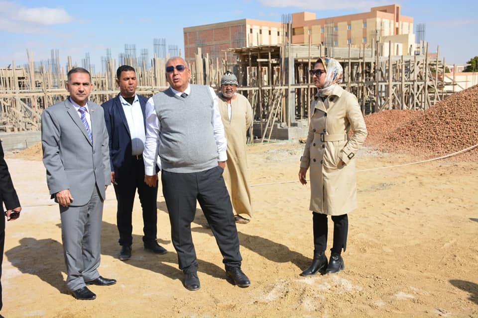 محافظ الوادى الجديد يتفقد أعمال إنشاء المدرسة المصرية اليابا