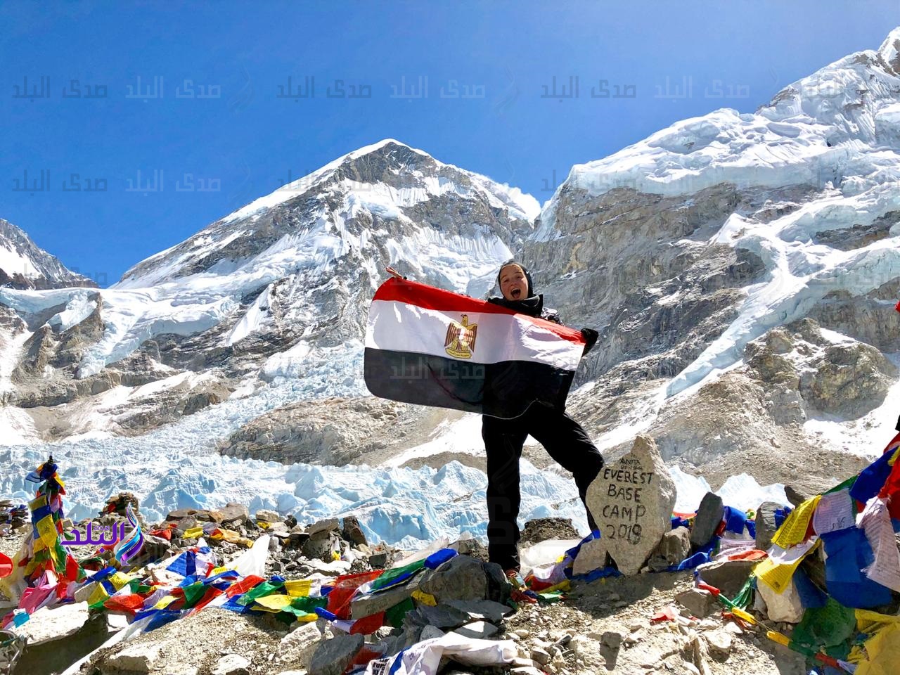 فريدة الشرقاوي تحمل علم مصر