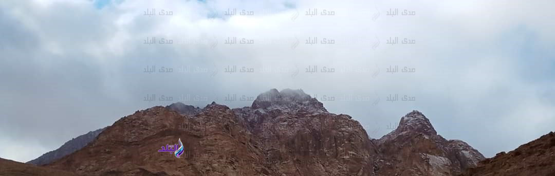 تساقط الثلج الخفيف في وسط جبال سانت كاترين