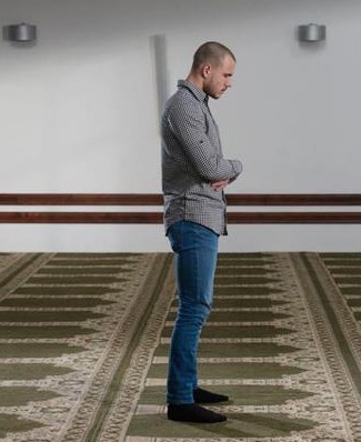 هل يجوز الاقتصار على الفاتحة في الصلاة؟