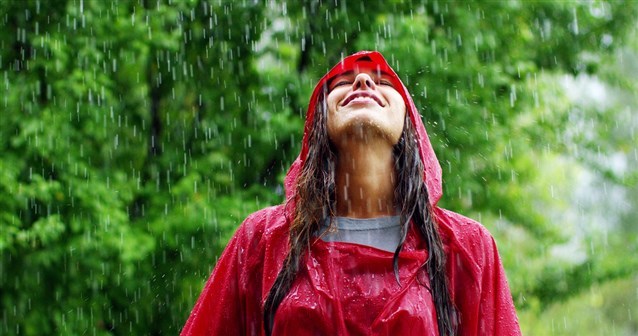 ما الذي تفعله مياه الأمطار في شعرك ؟ ما الذي تفعله مياه الأمطار في شعرك ؟