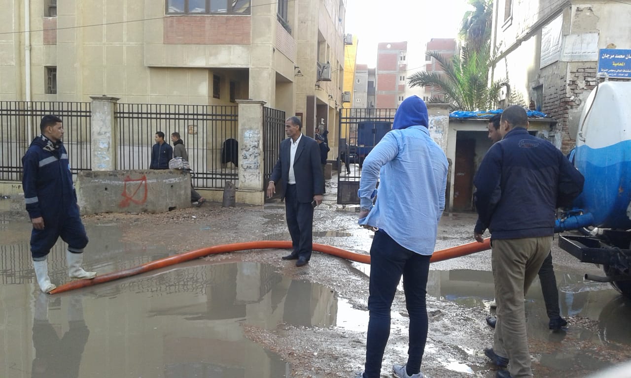 رفع مياه الأمطار بمحيط مدارس البحيرة استعدادا لامتحانات نصف 