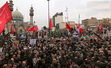 آلاف العراقيين يتظاهرون ضد التدخل الأجنبي في بلادهم آلاف العراقيين يتظاهرون ضد التدخل الأجنبي في بلادهم