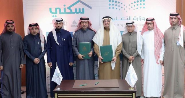 جانب من توقيع الاتفاق جانب من توقيع الاتفاق