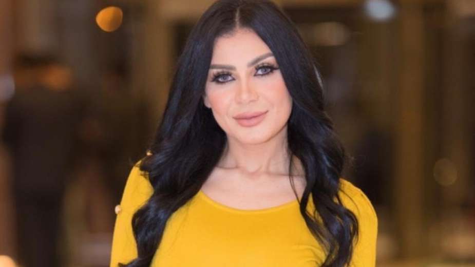 الفنانة منى ممدوح