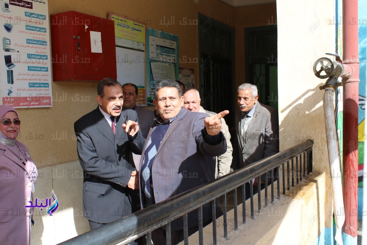 محافظ كفر الشيخ يكرم مدير مدرسة خلال جولة مفاجئة محافظ كفر الشيخ يكرم مدير مدرسة خلال جولة مفاجئة