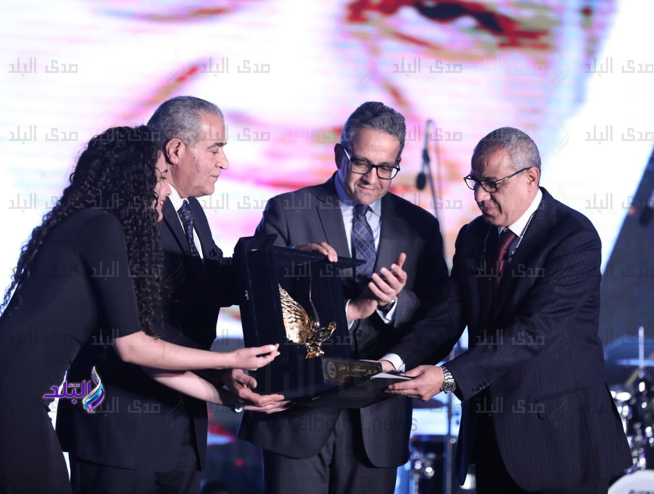 مستقبل وطن يكرم عمرو الخياط خلال احتفالية المتميزين في 2019 مستقبل وطن يكرم عمرو الخياط خلال احتفالية المتميزين في 2019