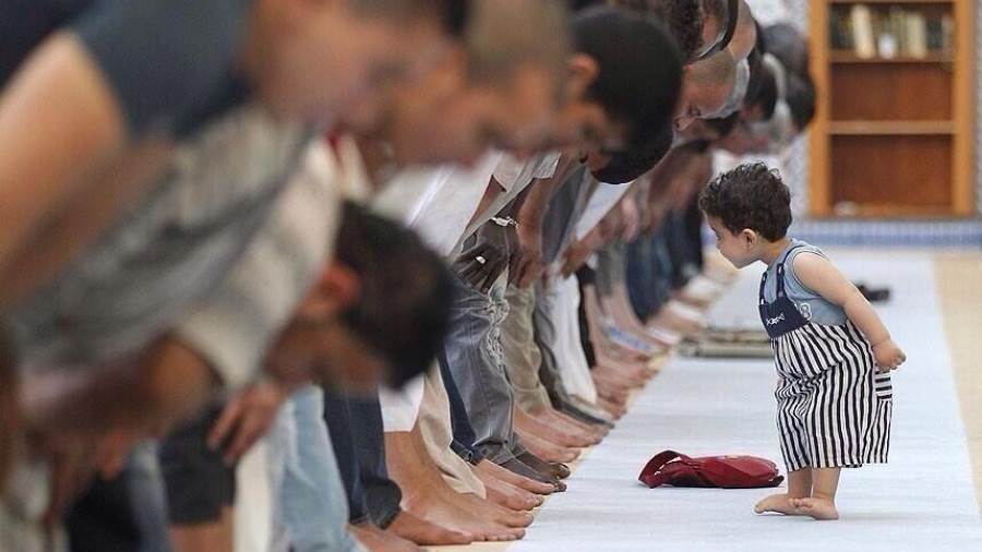هل يجوز منع صغار الأطفال من دخول المسجد.. الإفتاء تجيب 