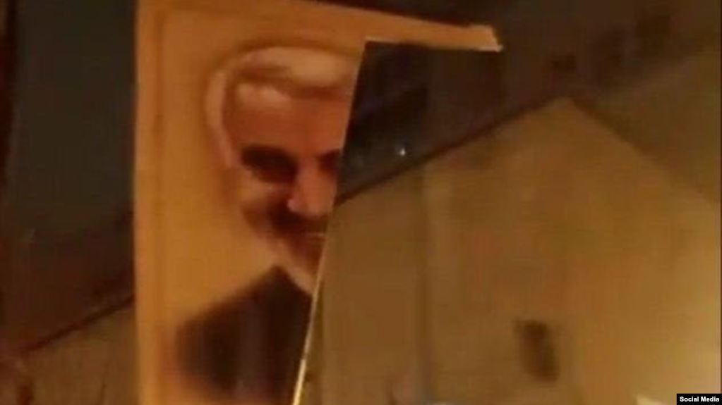 تمزيق صورة قاسم سليماني خلال احتجاجات طهران تمزيق صورة قاسم سليماني خلال احتجاجات طهران