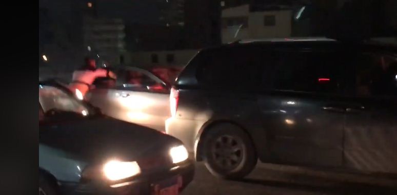 لحظة سرقة هاتف من مواطن داخل سيارته لحظة سرقة هاتف من مواطن داخل سيارته