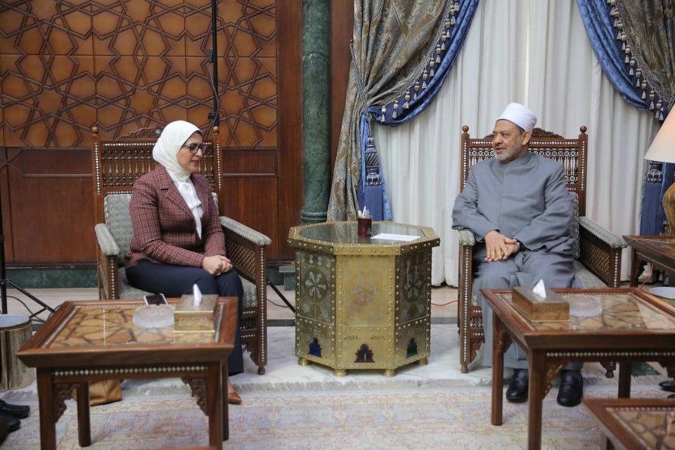 الدكتور أحمد الطيب خلال استقباله وزيرة الصحة د. هالة زايد الدكتور أحمد الطيب خلال استقباله وزيرة الصحة د. هالة زايد