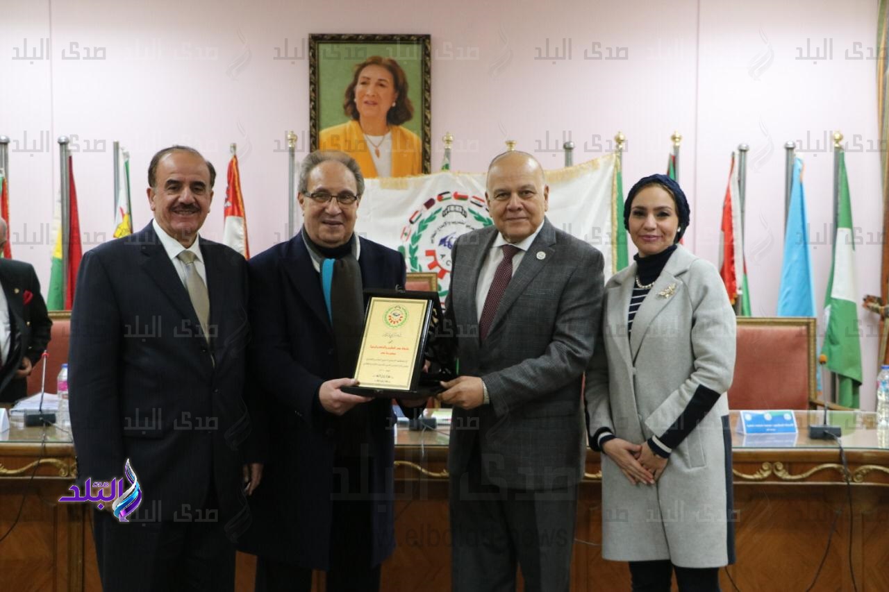 جامعة مصر للعلوم والتكنولوجيا تكرم عمرو عزت سلامة جامعة مصر للعلوم والتكنولوجيا تكرم عمرو عزت سلامة