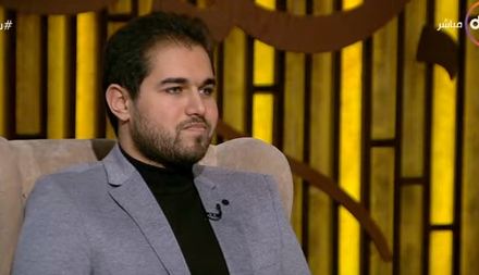 طبيب مسيحي يعالج المرضى بمسجد في الجيزة
