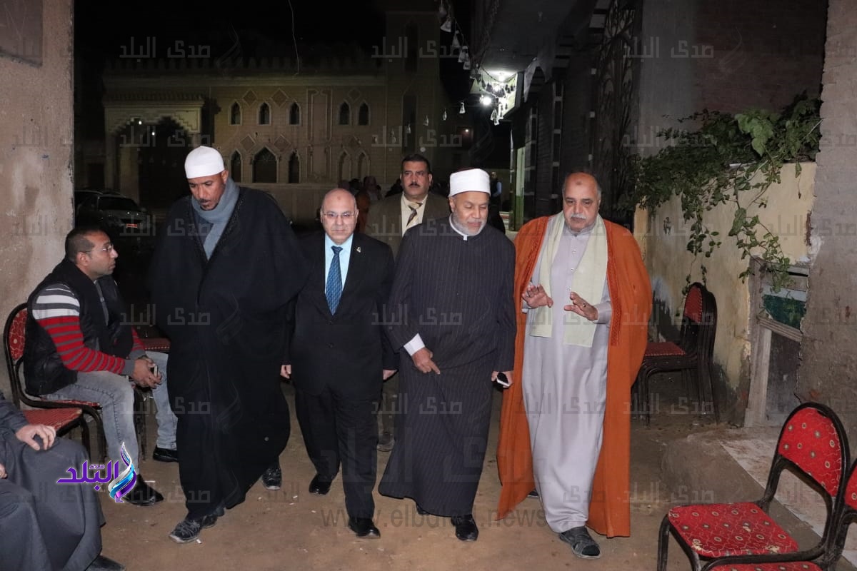 نائب رئيس جامعة الأزهر يقدم العزاء 