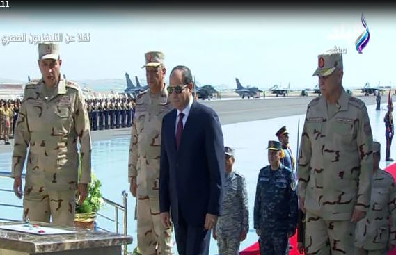 حظة رفع الرئيس السيسى العلم المصرى لقاعدتى برنيس العسكرية وا