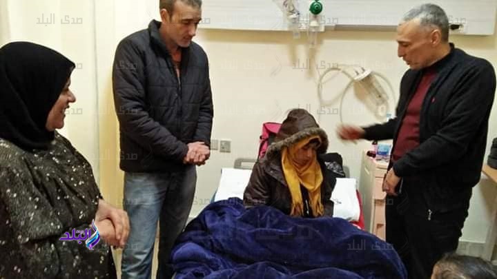عميد آداب المنوفية يتابع حالة زراعة الكبد لطالبة 