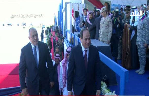 لحظة صعود السيسي ومحمد بن زايد منصة قاعدة برنيس العسكرية