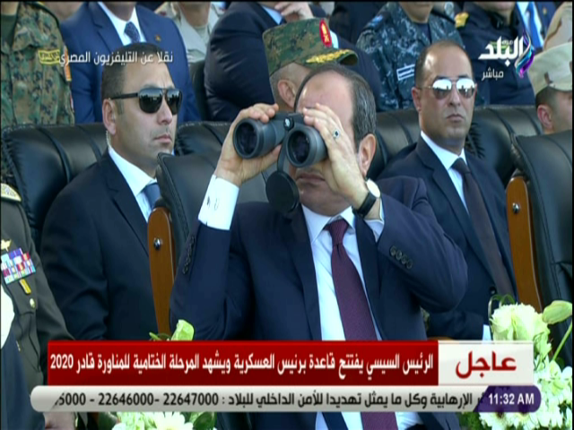 الرئيس عبد الفتاح السيسي يشاهد الطائرات ترسم علم مصر