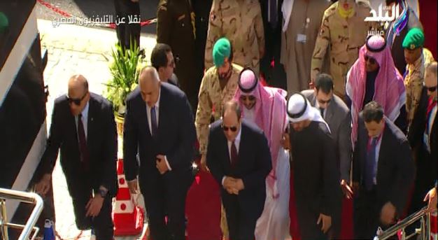السيسى ومحمد بن زايد يصلان منصة افتتاح قاعدة برنيس