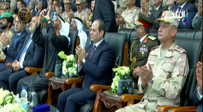 الشيخ بن زايد يصور المقاتلات المصرية بهاتفه